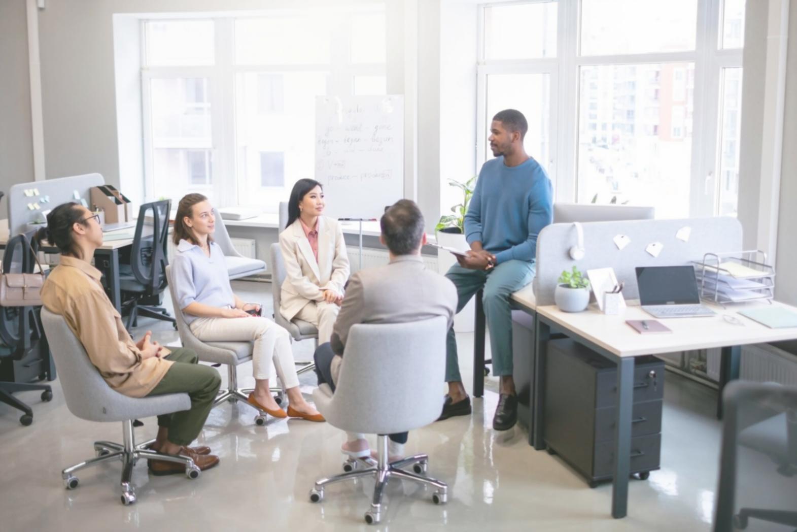Session de travail collaboratif entre entrepreneurs durant une formation venture building